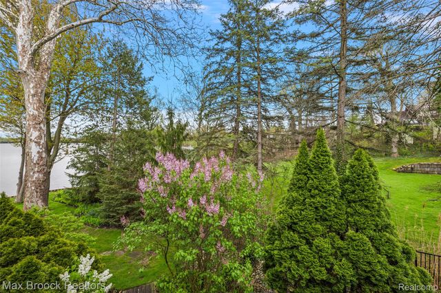 3945 Kirkland Court, Bloomfield Charter Township, MI 48302