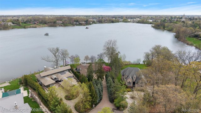 3945 Kirkland Court, Bloomfield Charter Township, MI 48302