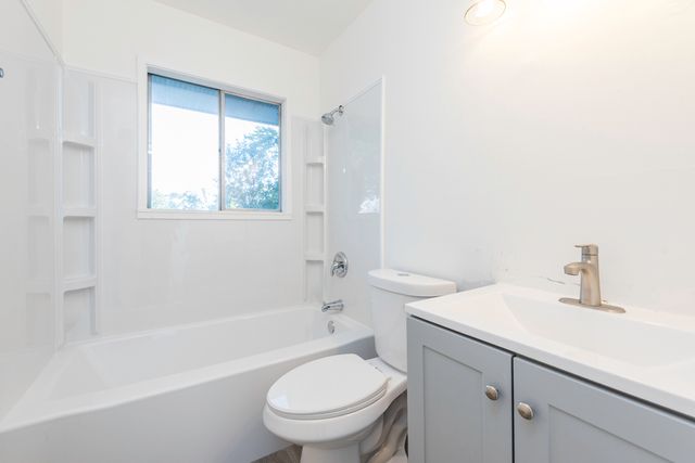 2713 W VERMONT Avenue, Waukegan, IL 60087