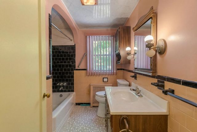 27 Kinnicutt Rd, Worcester, MA 01602