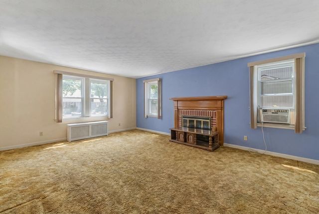 27 Kinnicutt Rd, Worcester, MA 01602