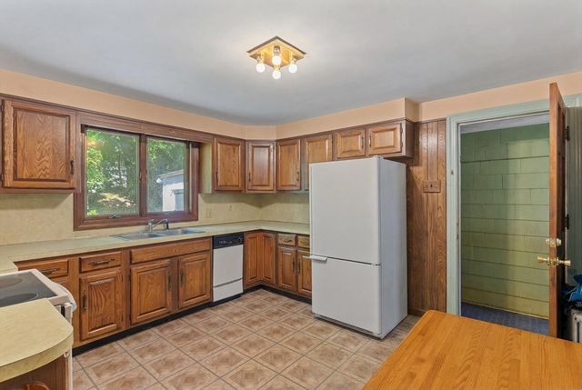 27 Kinnicutt Rd, Worcester, MA 01602