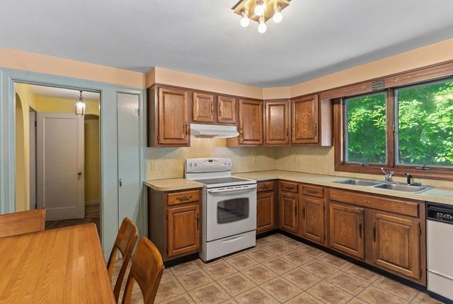 27 Kinnicutt Rd, Worcester, MA 01602