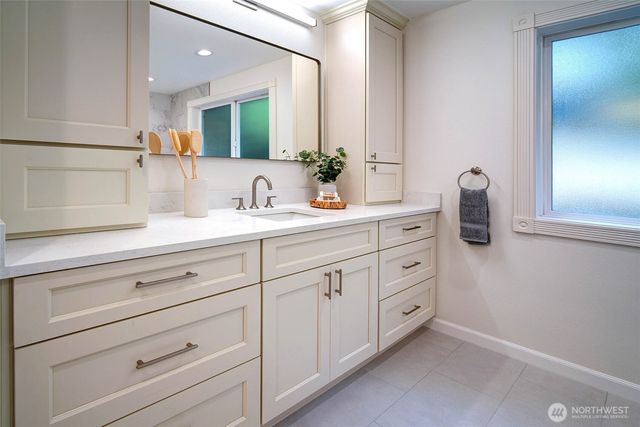 6145 93rd Avenue SE, Mercer Island, WA 98040