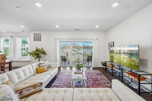 15 Whitney Ave, Morris Plains Boro, NJ 07950