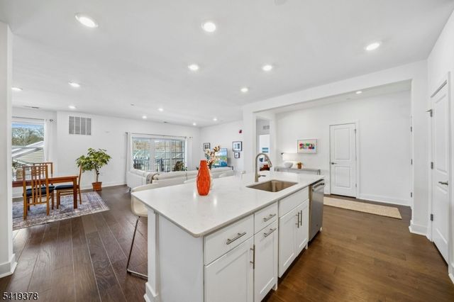 15 Whitney Ave, Morris Plains Boro, NJ 07950