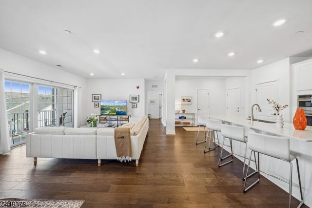 15 Whitney Ave, Morris Plains Boro, NJ 07950