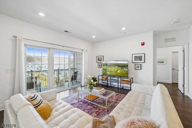 15 Whitney Ave, Morris Plains Boro, NJ 07950