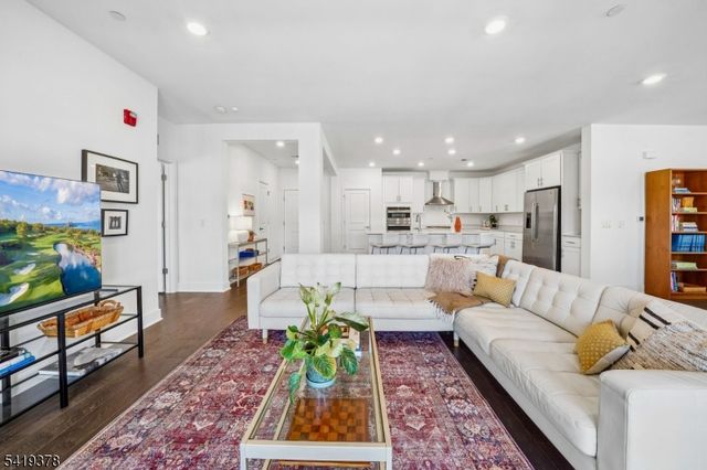 15 Whitney Ave, Morris Plains Boro, NJ 07950