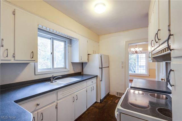 102 Canton Road, Akron, OH 44312