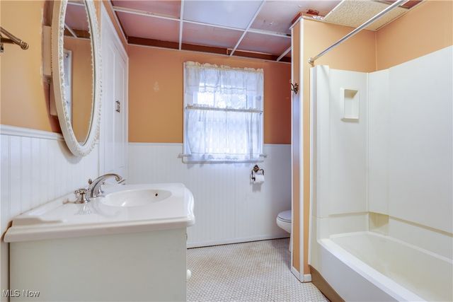 102 Canton Road, Akron, OH 44312