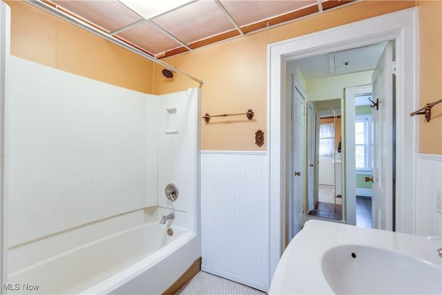 102 Canton Road, Akron, OH 44312