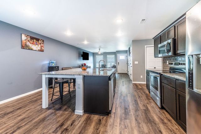 800 S Parrot Lane, Siloam Springs, AR 72761