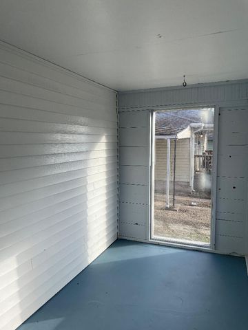 2254 N Travis Avenue, Springfield, MO 65803