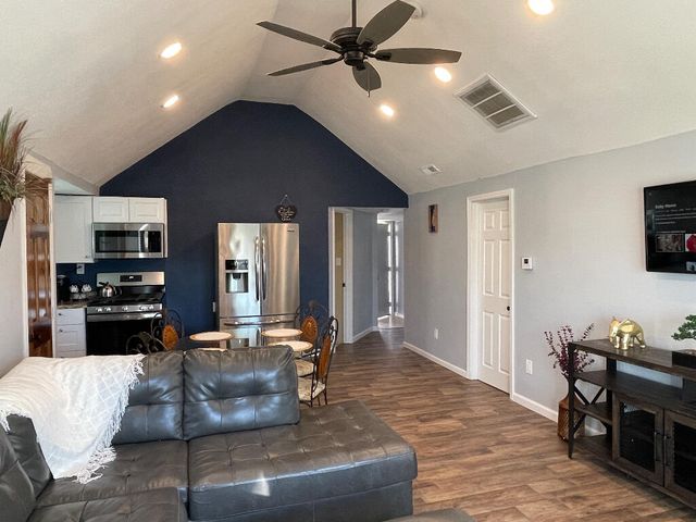 2254 N Travis Avenue, Springfield, MO 65803