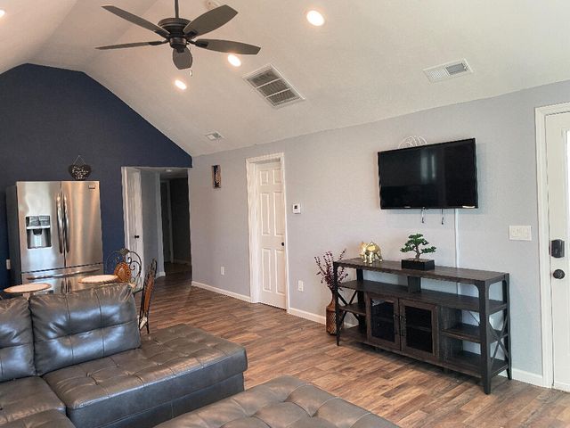 2254 N Travis Avenue, Springfield, MO 65803