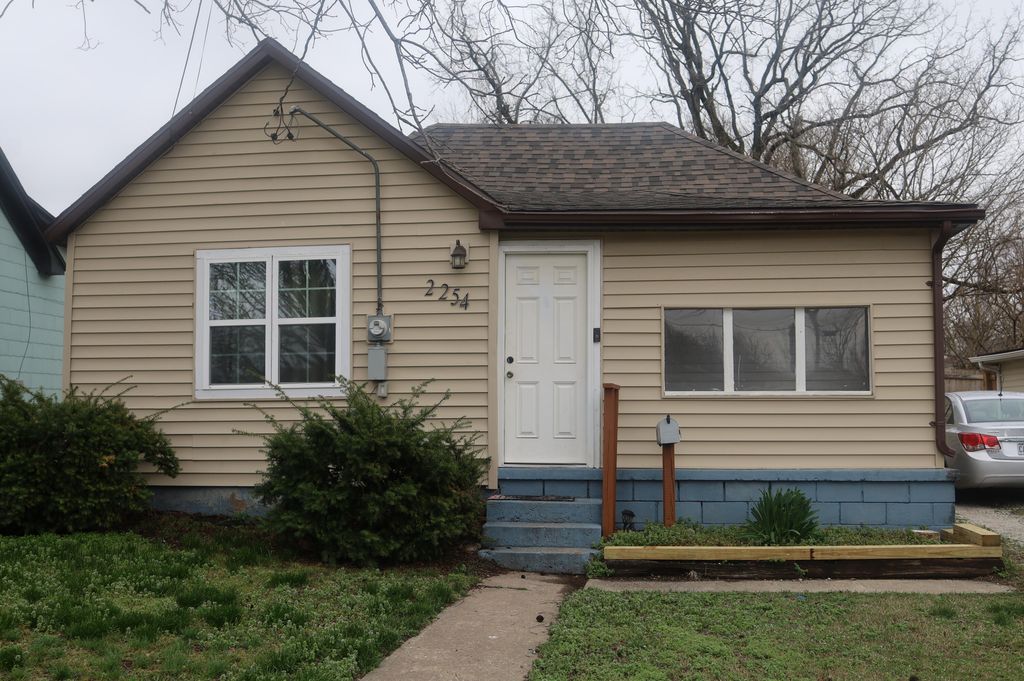 2254 N Travis Avenue, Springfield, MO 65803