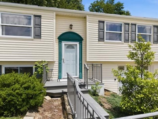 1025 EDWARD ST, N Versailles, PA 15137