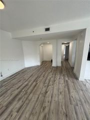 8833 NW 107th Court 101, Doral, FL 33178