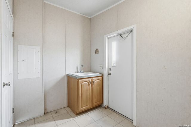 232 Broward, Marion, TX 78124