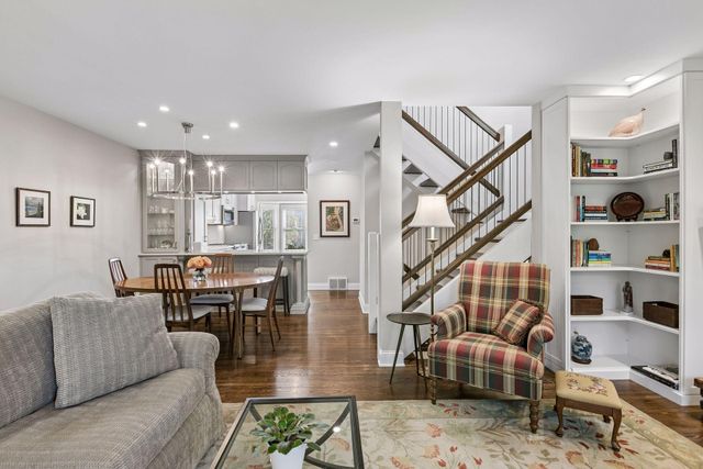 1952 Dupont Avenue S, Minneapolis, MN 55403