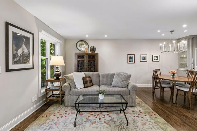 1952 Dupont Avenue S, Minneapolis, MN 55403