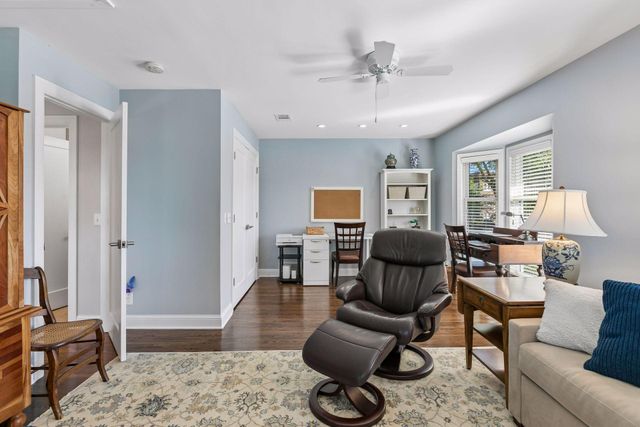 1952 Dupont Avenue S, Minneapolis, MN 55403