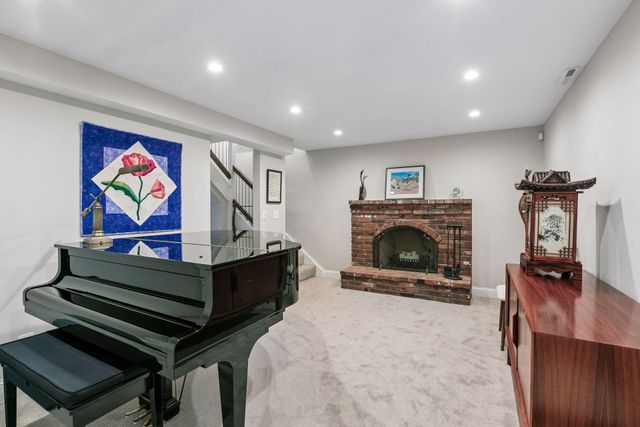 1952 Dupont Avenue S, Minneapolis, MN 55403