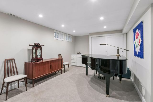 1952 Dupont Avenue S, Minneapolis, MN 55403