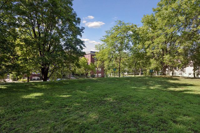 1952 Dupont Avenue S, Minneapolis, MN 55403