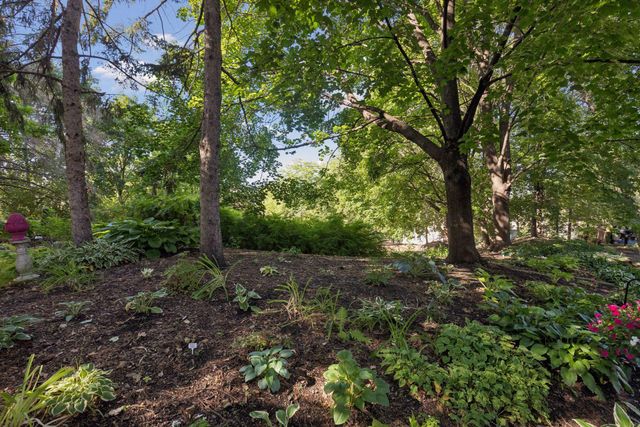 1952 Dupont Avenue S, Minneapolis, MN 55403