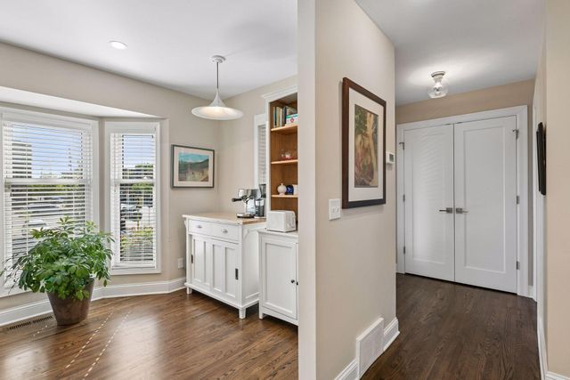 1952 Dupont Avenue S, Minneapolis, MN 55403