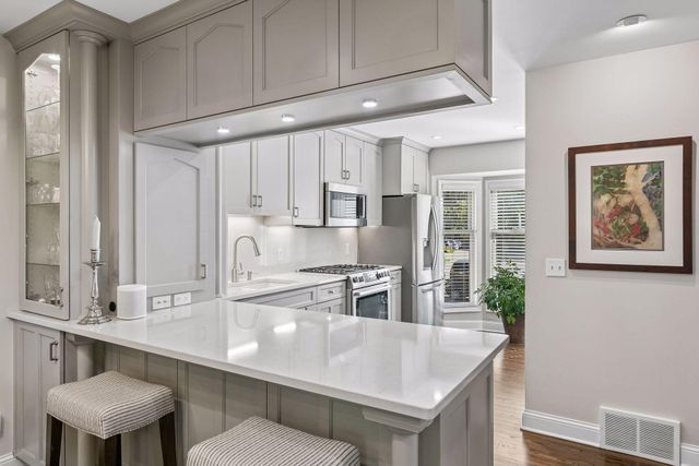 1952 Dupont Avenue S, Minneapolis, MN 55403