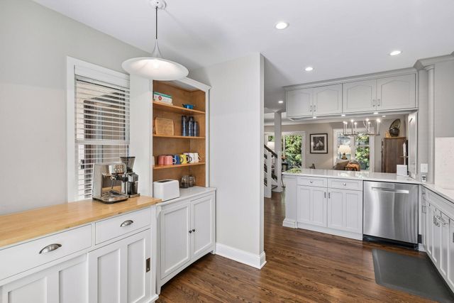 1952 Dupont Avenue S, Minneapolis, MN 55403