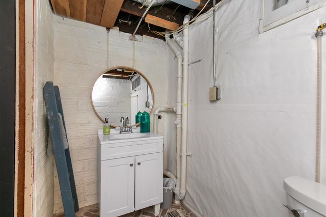 901 N B Street, Indianola, IA 50125