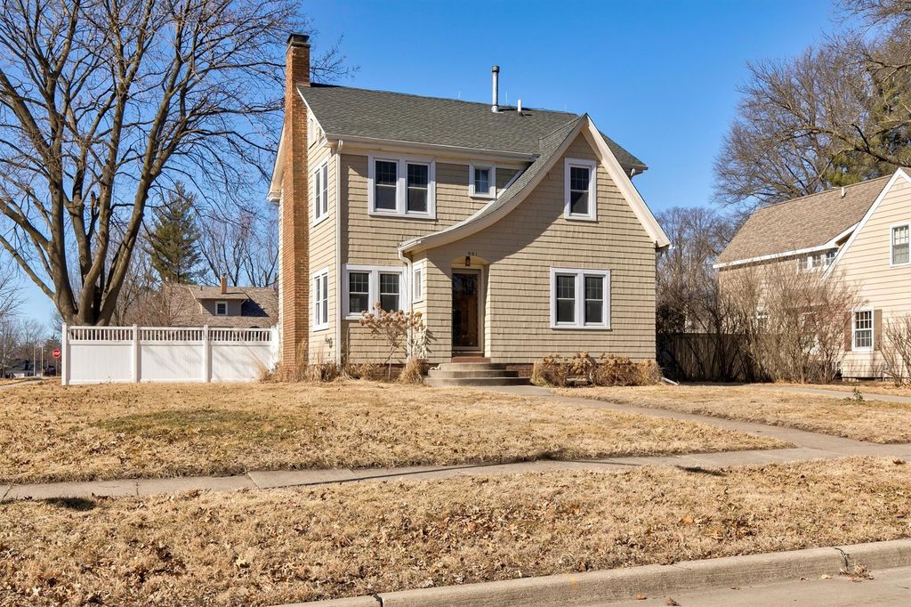 901 N B Street, Indianola, IA 50125