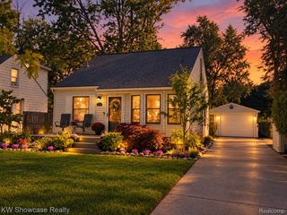 363 S Roslyn Road, Waterford Charter Township, MI 48328