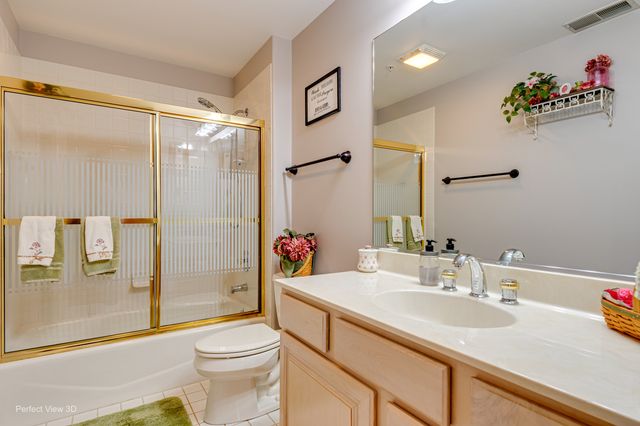 1761 PAVILION Way 503, Park Ridge, IL 60068
