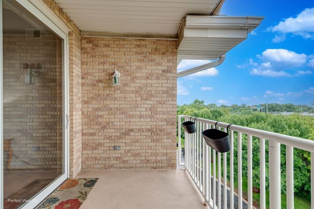 1761 PAVILION Way 503, Park Ridge, IL 60068