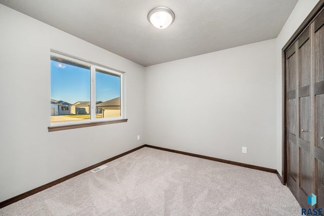 1512 W 26th St Street, Yankton, SD 57078