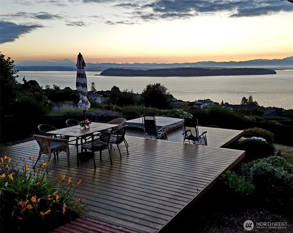 4621 Tanner View Drive, Clinton, WA 98236