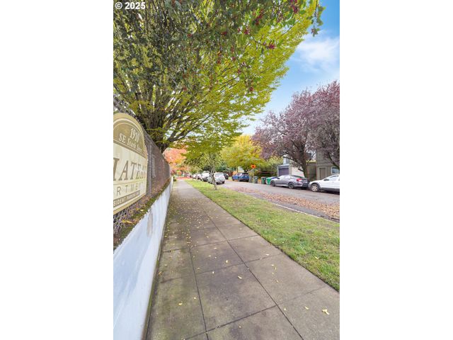 1910 Se STARK St, Portland, OR 97214