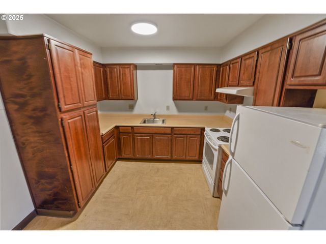 1910 Se STARK St, Portland, OR 97214