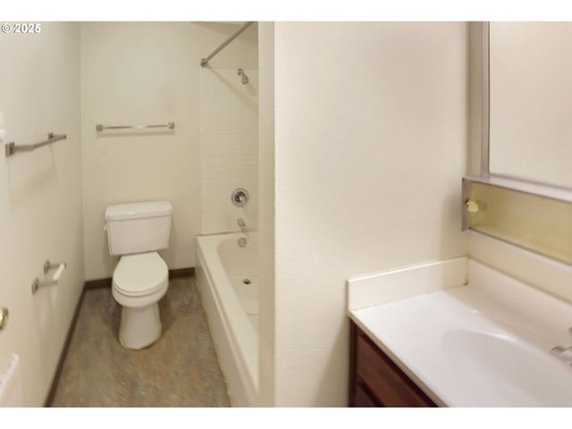 1910 Se STARK St, Portland, OR 97214