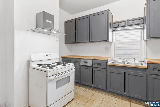 371 Badger Avenue, Newark, NJ 07112