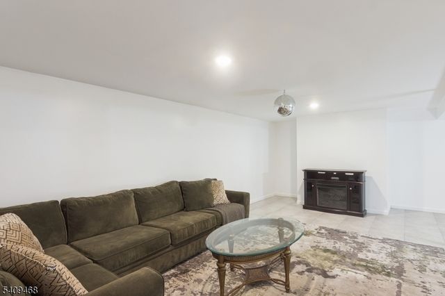 16 Canterbury Dr, Scotch Plains Twp., NJ 07076