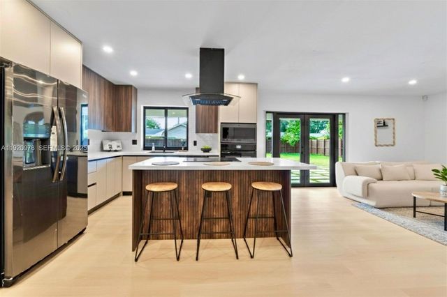 7020 Plantation Rd, Plantation, FL 33317