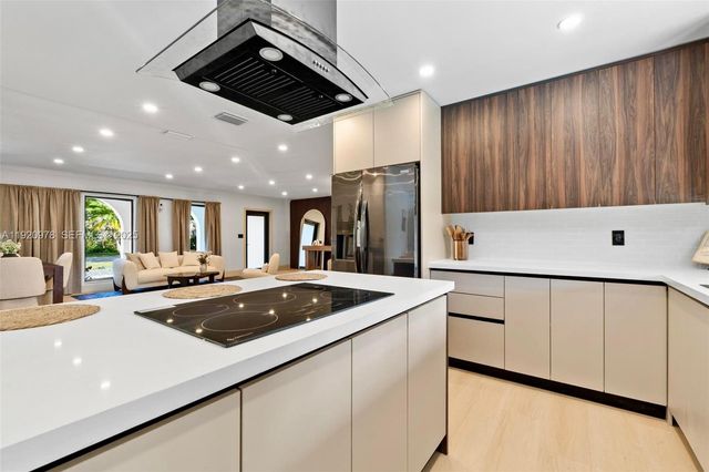 7020 Plantation Rd, Plantation, FL 33317