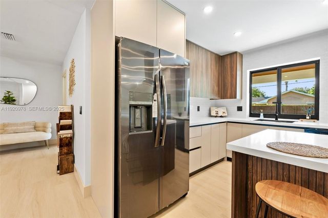 7020 Plantation Rd, Plantation, FL 33317