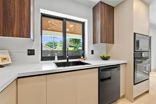 7020 Plantation Rd, Plantation, FL 33317